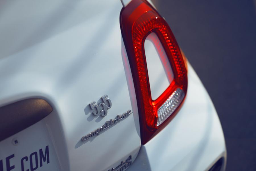 Логотип Abarth 595 Competizione Dubai Autodrome Official Vehicle (312) 2019 года  (фото 2 из 17)
